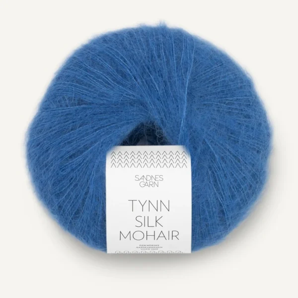 Et nøste av Tynn Silk Mohair-garn i blått, med en hvit etikett viklet rundt midten.