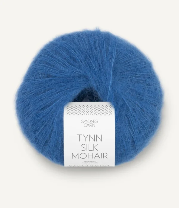Et nøste av Tynn Silk Mohair-garn i blått, med en hvit etikett viklet rundt midten.