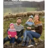 En familie på fire, som legemliggjør essensen av "Flokken" fra 2309 Tema-kolleksjonen, bærer strikkegensere og luer mens de poserer utendørs med sauer som beiter fredelig i bakgrunnen.