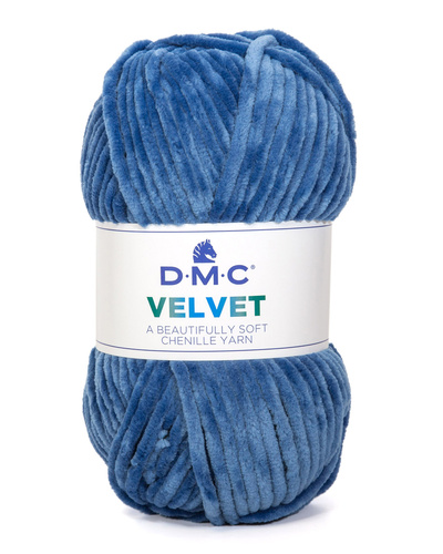 Et nøste med DMC Velvet-garn i blått pryder tekstilprosjektene dine, med etiketten som utbryter "Et vakkert mykt stoff, perfekt for enhver kreasjon.