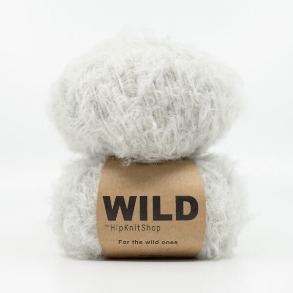 En kule med luftig grått garn merket "WILD by HipKnitShop" med slagordet "For the wild ones", legemliggjør perfekt ånden til Wild & Grey.