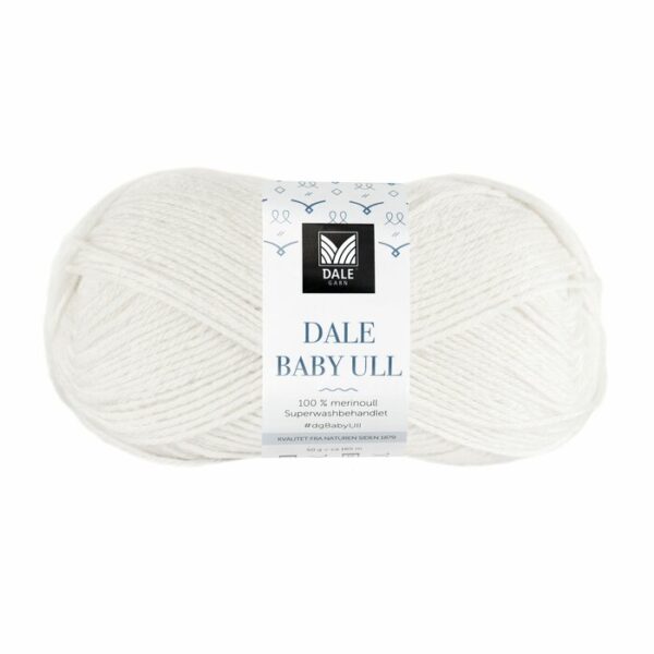 Et uberørt nøste av Dale Baby Ull i nyanse 8539 Kitt viser frem sin 100 % merinoullsammensetning, ekspert superwash behandlet for enkelhets skyld.
