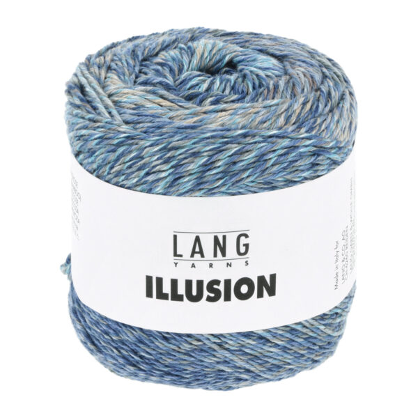 Et nøste av Lang Yarns Illusion i fascinerende blå og grå toner, med en hvit etikett med merkevaren og Illusion-produktnavnet.