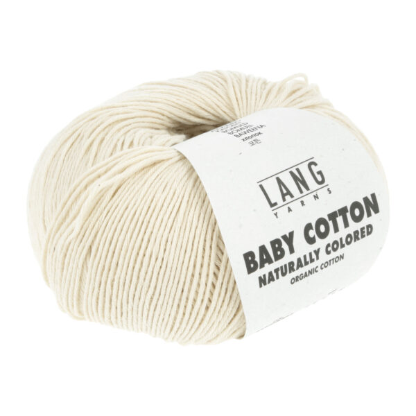 Et nøste av Baby Cotton Naturally Colored by Lang Yarns, spunnet av økologisk bomull, med en hvit etikett viklet rundt.