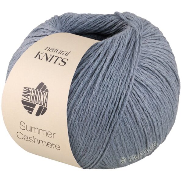 En lyskule Gråblå Lana Grossa Summer Cashmere garn med etikett som leser "natural KNITS" og "Summer Cashmere.