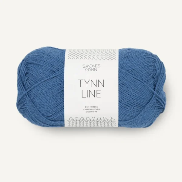 Et nøste med blått Sandnes Garn Tynn Line garn i fargen 9564 Matcha, med en hvit etikett surret rundt midten.