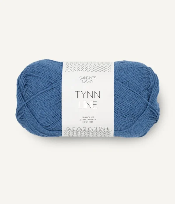 Et nøste med blått Sandnes Garn Tynn Line garn i fargen 9564 Matcha, med en hvit etikett surret rundt midten.