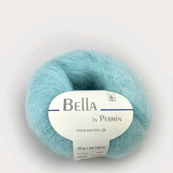 Et nøste lyseblått Bella-garn fra Permin, farge 883251, med en hvit etikett som viser merke- og produktinformasjon. Også tilgjengelig i Mellem grøn for flere kreative muligheter.