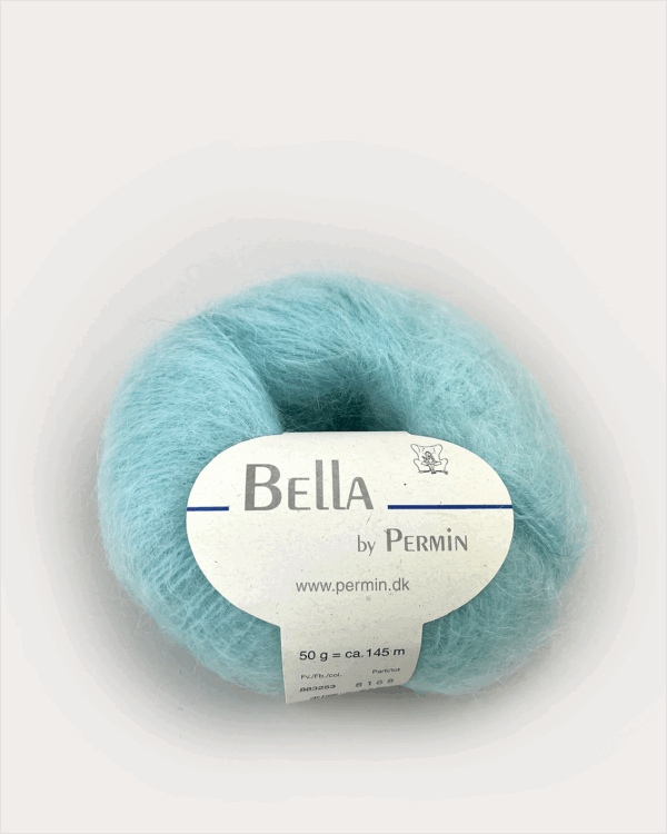 Et nøste lyseblått Bella-garn fra Permin, farge 883251, med en hvit etikett som viser merke- og produktinformasjon. Også tilgjengelig i Mellem grøn for flere kreative muligheter.
