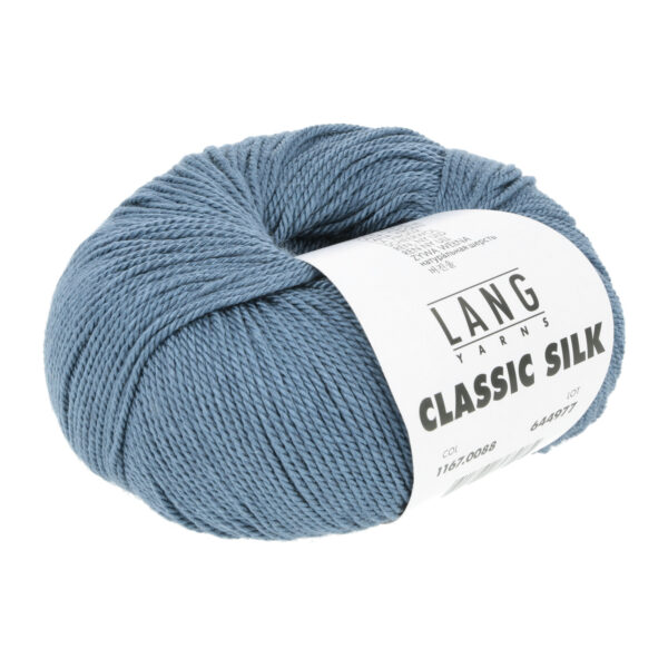 Et nøste med blått Lang Yarns Classic Silk-garn med en hvit etikett rundt, med produktinformasjon og merkenavnet Classic Silk.
