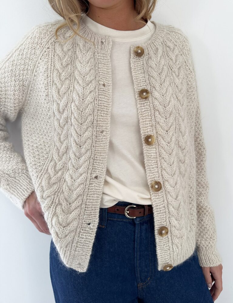 Noen har på seg Siri Cardigan i kremfarget med brune knapper, over en hvit t-skjorte og sammen med blå jeans.