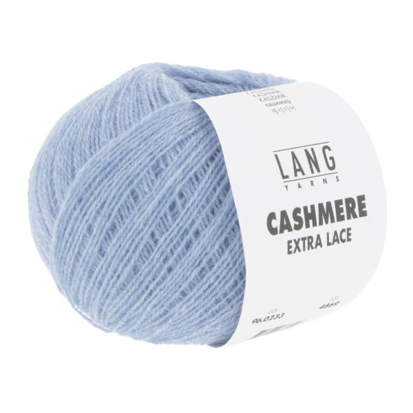 Et nøste av lyseblått kasjmirgarn merket "Lang Yarns Extra Lace", pakket inn med et hvitt papirbånd.