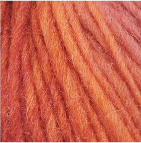 Nærbilde av korallfarget ullgarnfibre, som viser de livlige oransje og røde nyansene, de tvinnede trådene og den detaljerte strukturen.